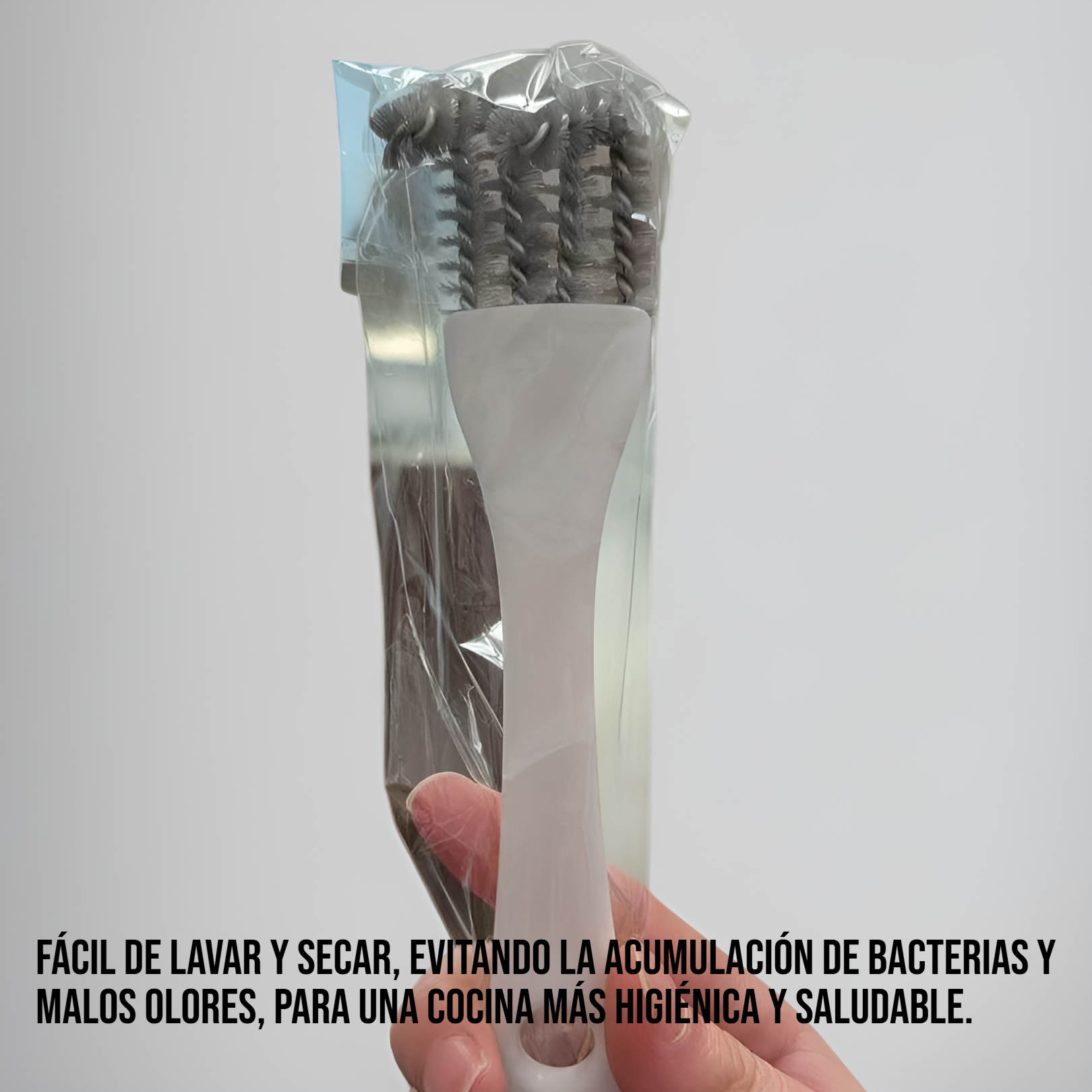 Cepillo de limpieza de cocina multifuncional en uso sobre platos