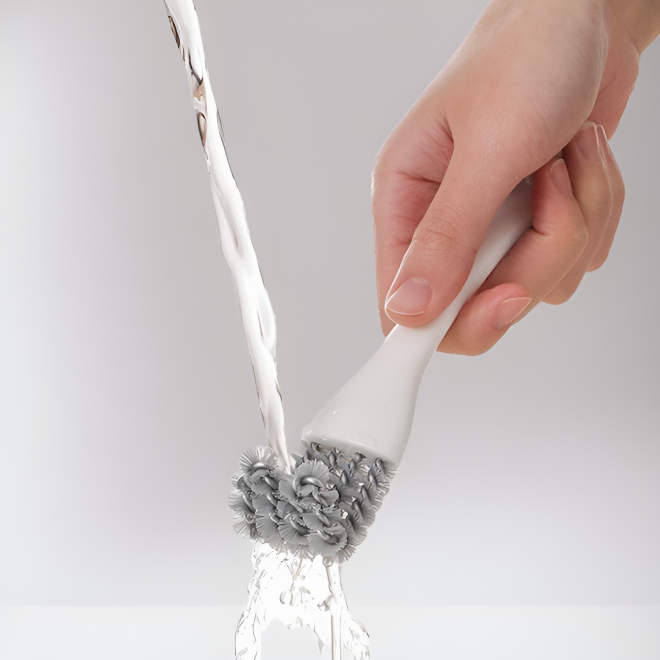 Herramienta de limpieza de cocina multifuncional sobre fregadero