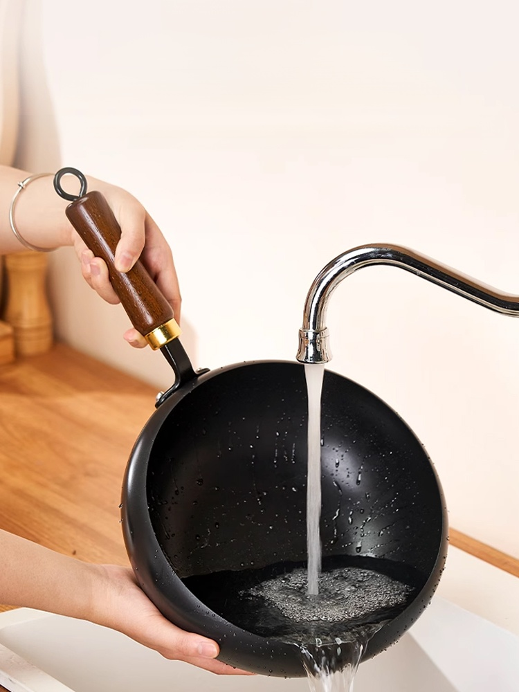 Un Wok De Hierro Centenario, Perfecto Para Freír Filetes En Sartén Sin Aceite Ni Que Se Peguen