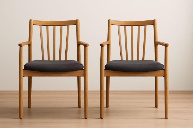 Set di 2 sedie in legno con cuscino in tessuto nero