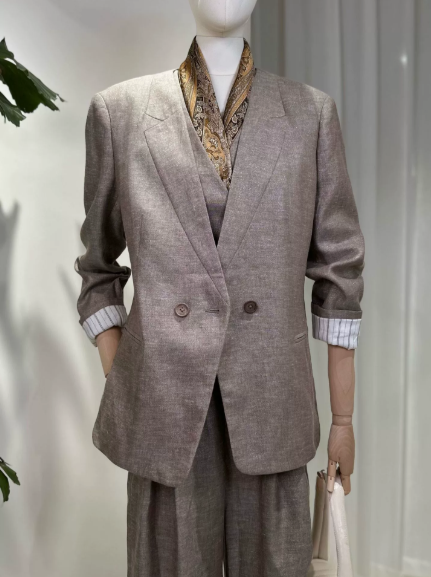 Women's simple and elegant straight-cut long-sleeved blazer/suit jacket for commuting.