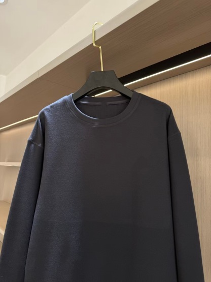 Round neck, solid color, loose fit, durable, non-pilling, versatile long-sleeved top