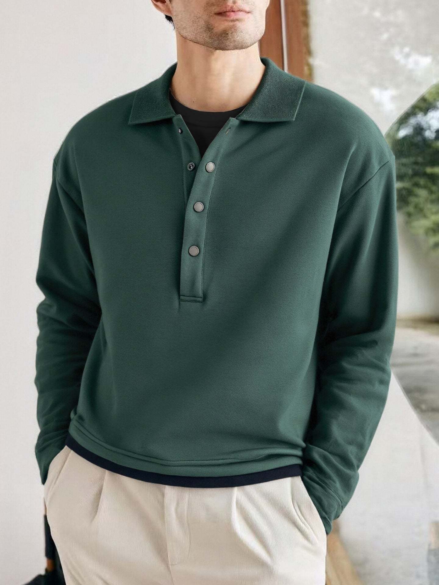 Loose-fitting, casual long-sleeved polo shirt with a collar