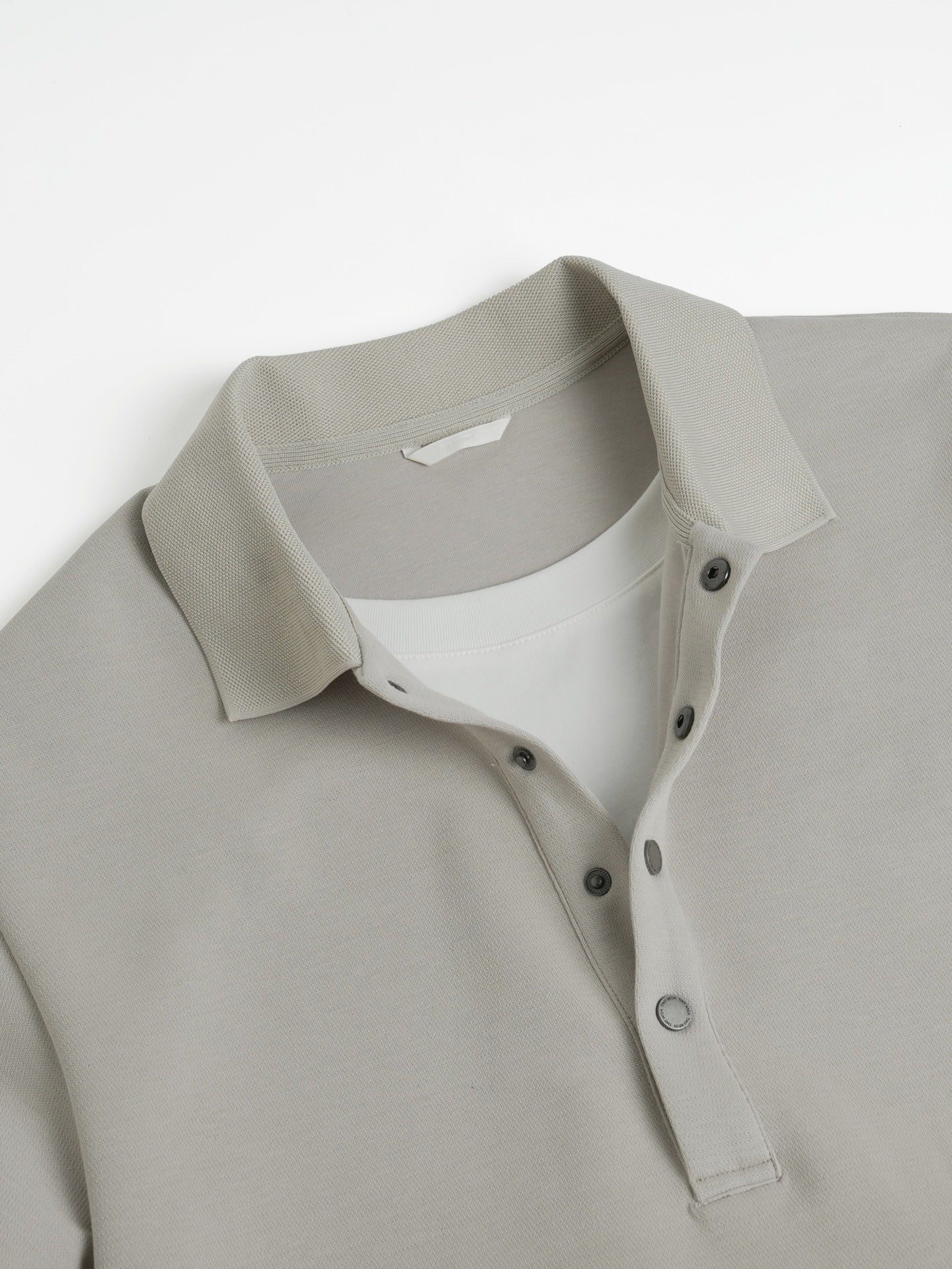 Loose-fitting, casual long-sleeved polo shirt with a collar