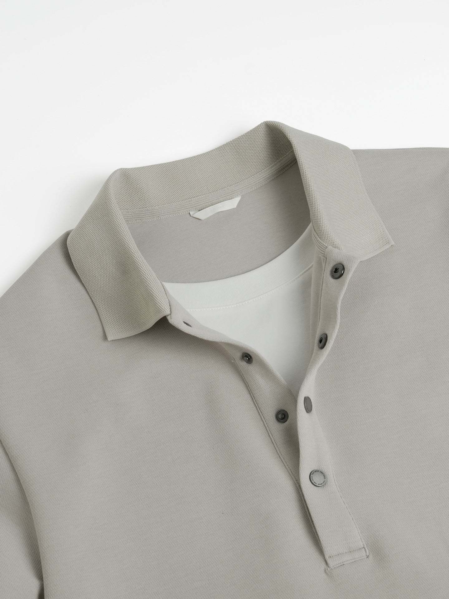 Loose-fitting, casual long-sleeved polo shirt with a collar
