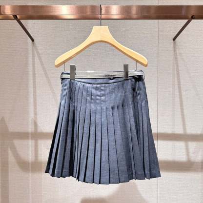 A-line pleated skirt with a belt