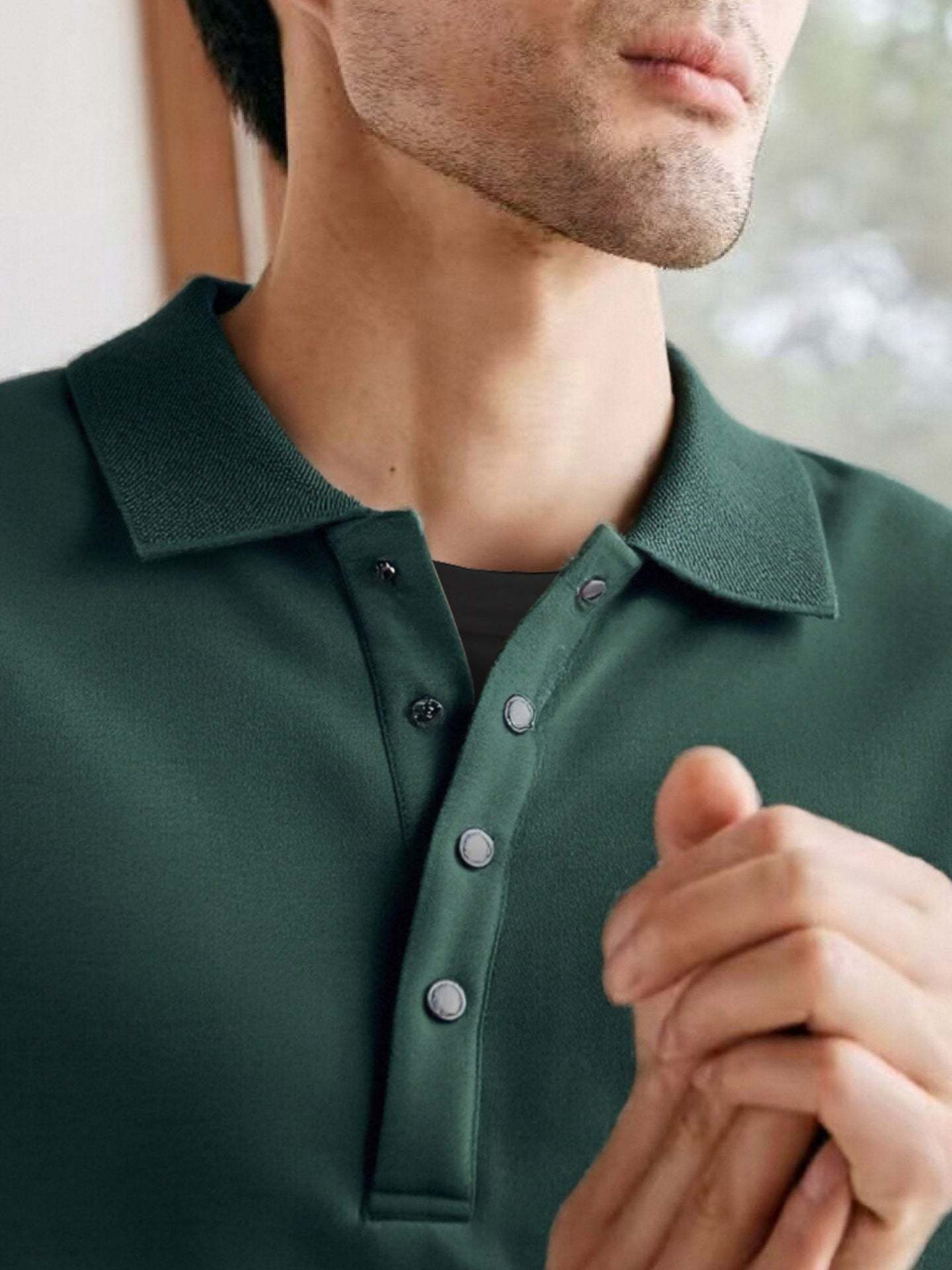 Loose-fitting, casual long-sleeved polo shirt with a collar