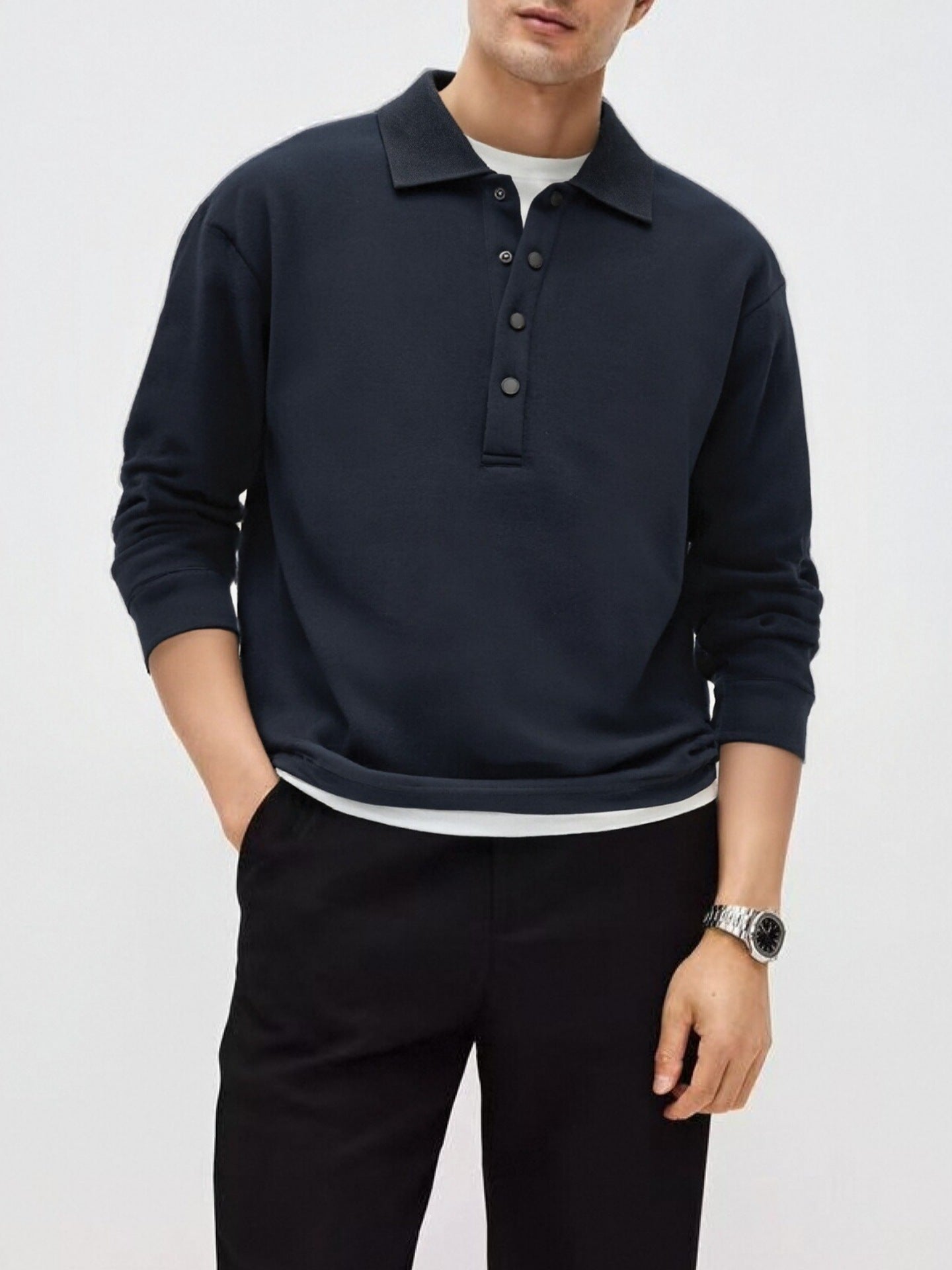 Loose-fitting, casual long-sleeved polo shirt with a collar