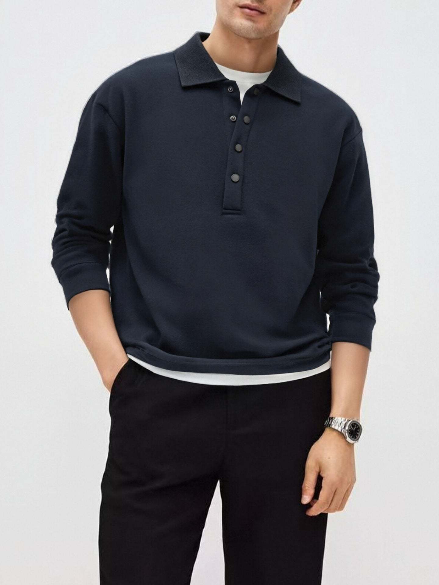 Loose-fitting, casual long-sleeved polo shirt with a collar