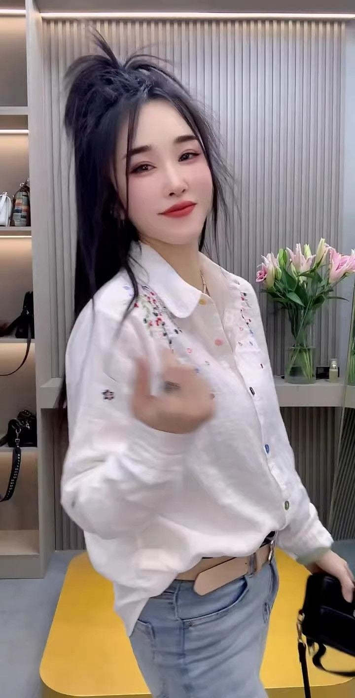 Simple style long-sleeved cotton shirt with colorful buttons