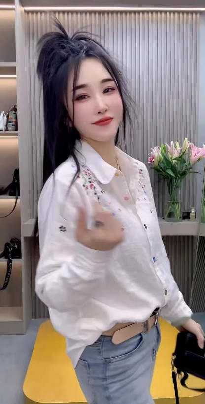 Simple style long-sleeved cotton shirt with colorful buttons