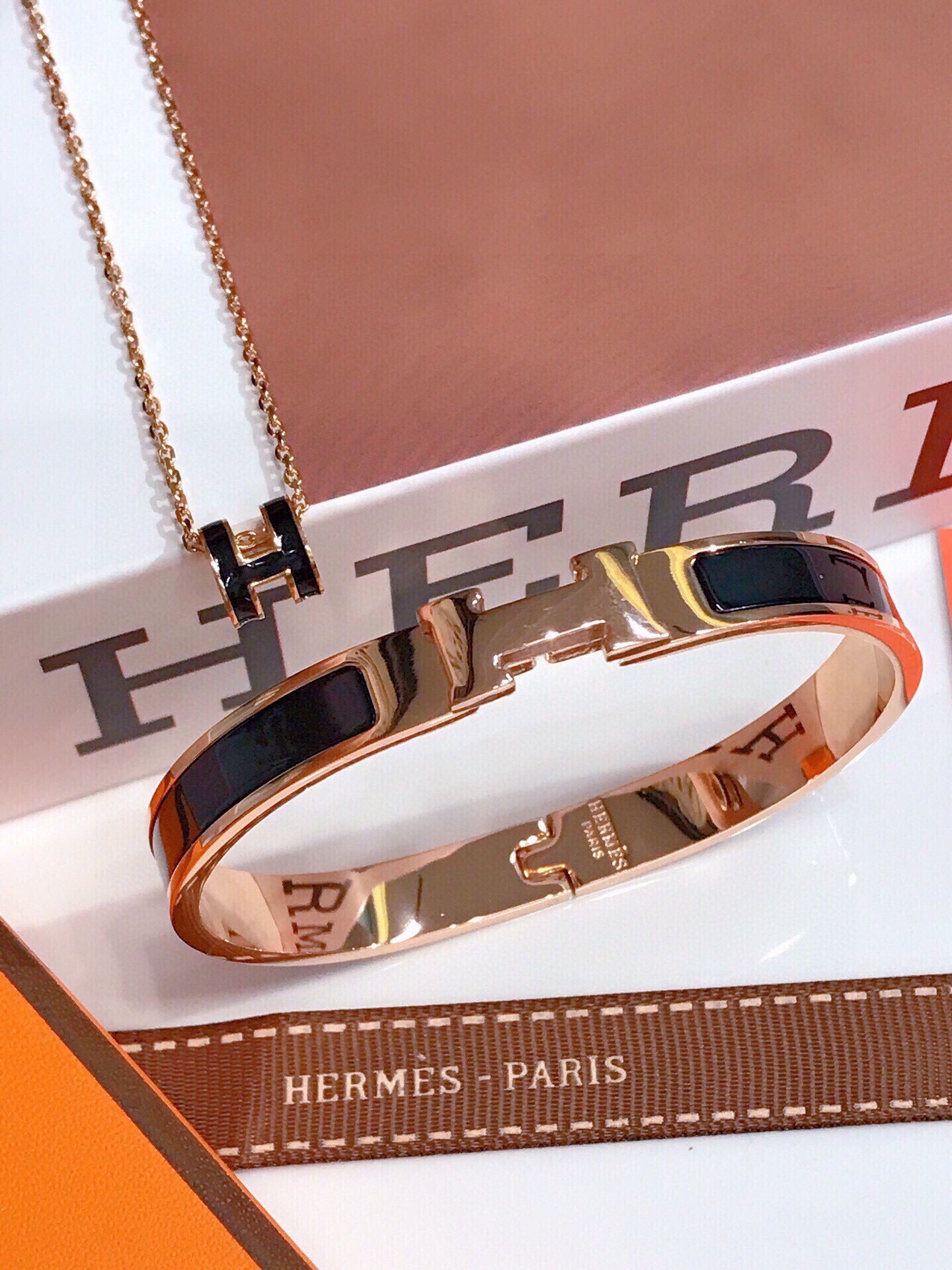 Clic HH bracelet + Mini Pop H pendant