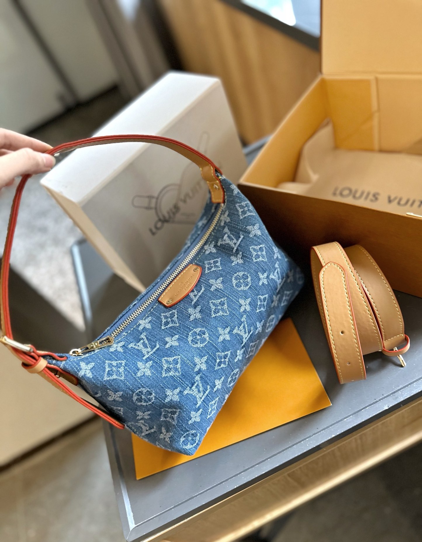Hills Pochette