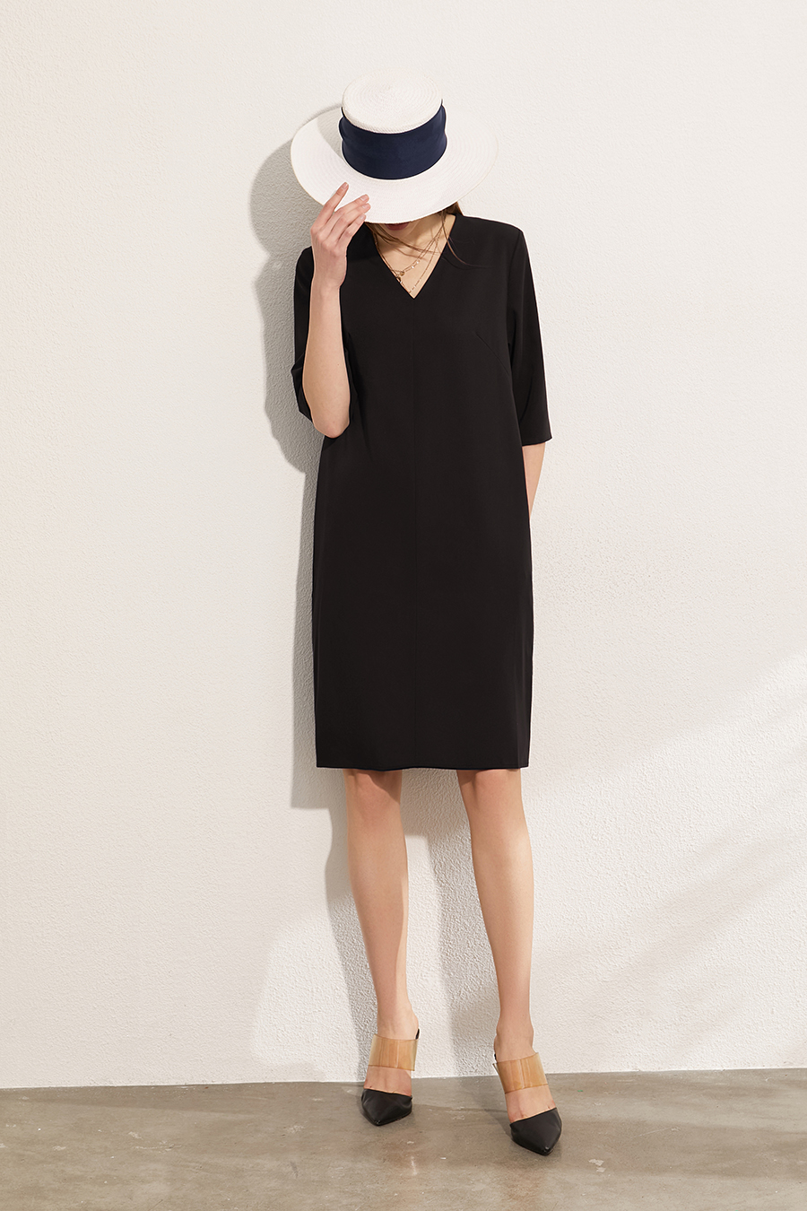 Elegant commuter V-neck dress|AMII