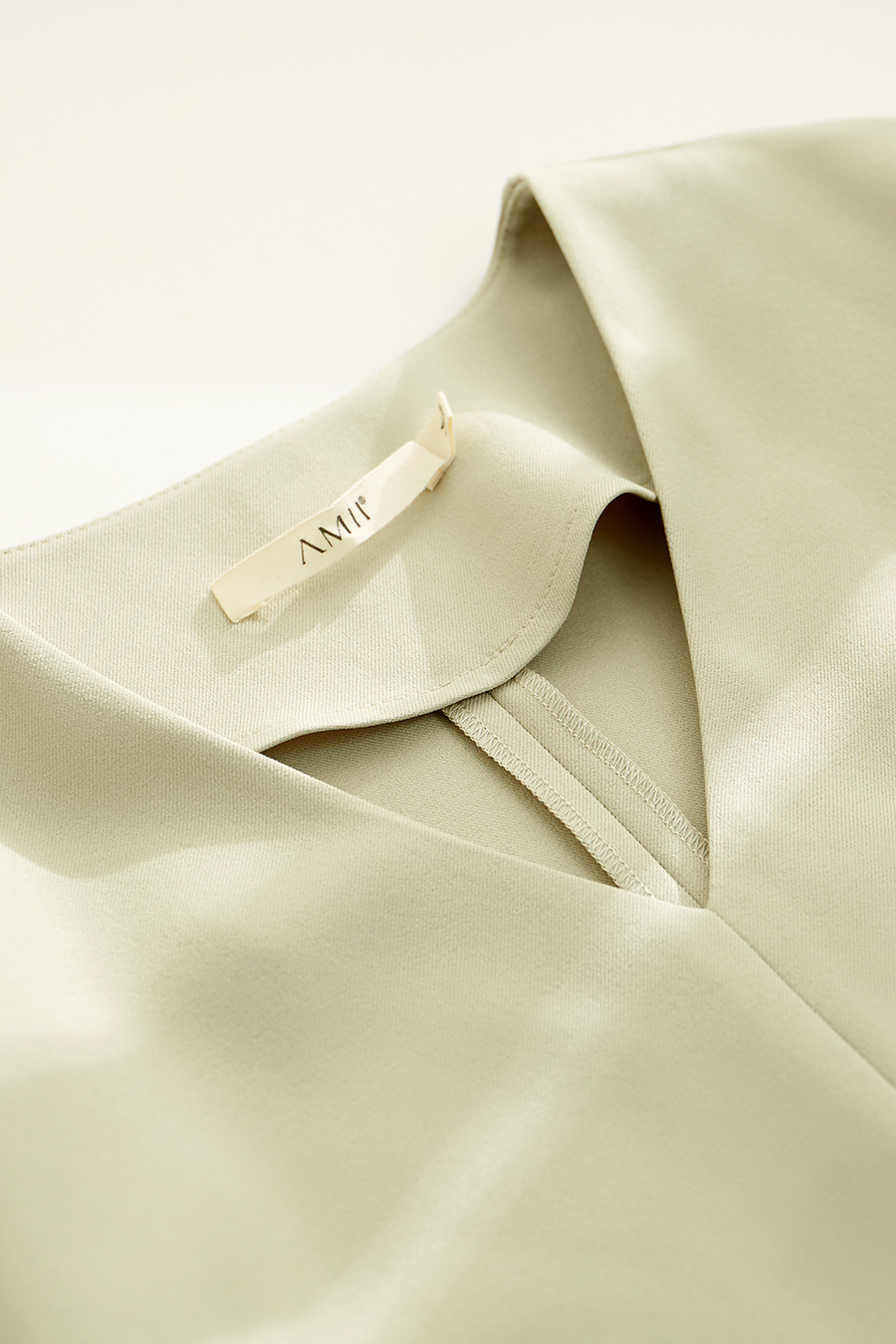 Elegant commuter V-neck dress|AMII