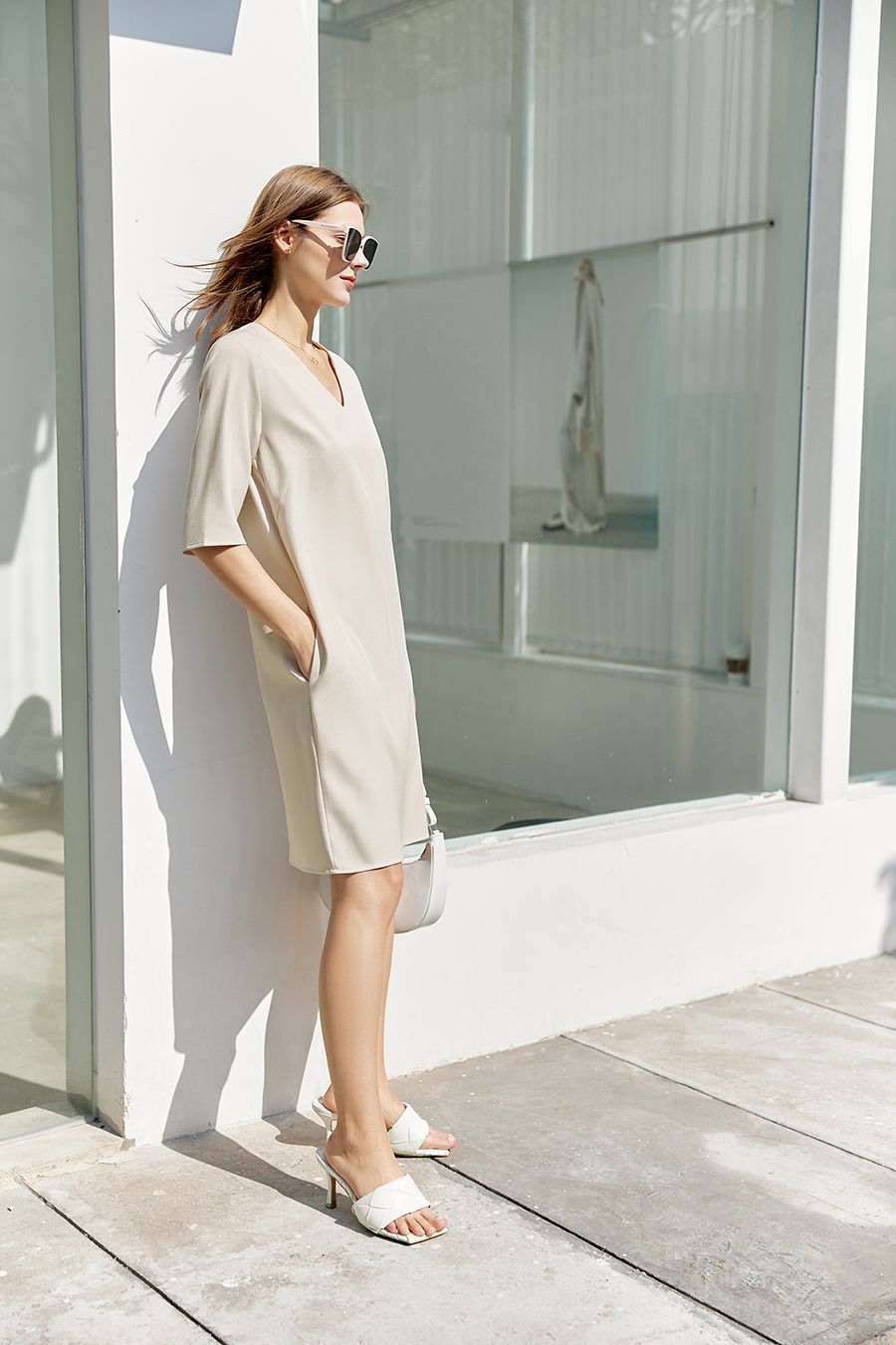 Elegant commuter V-neck dress|AMII