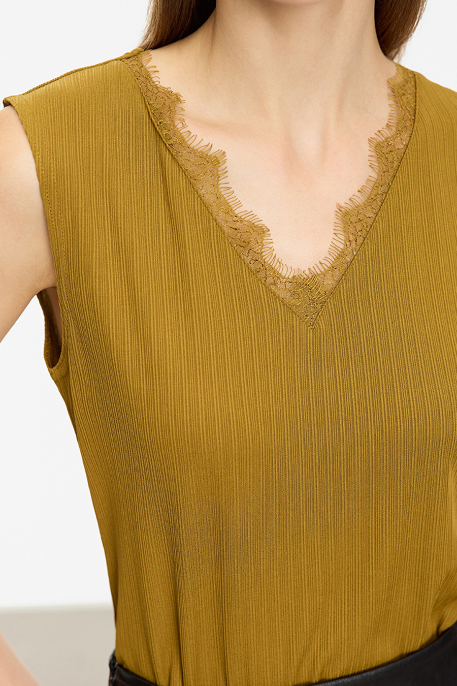 Eyelash Lace V - Neck Camisole|AMII-AMII.com