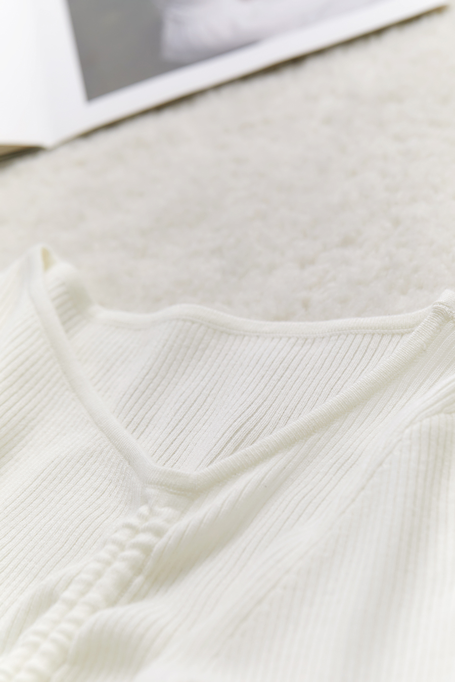 Slant V-Neck Drawstring Knit Top|AMII-AMII.com