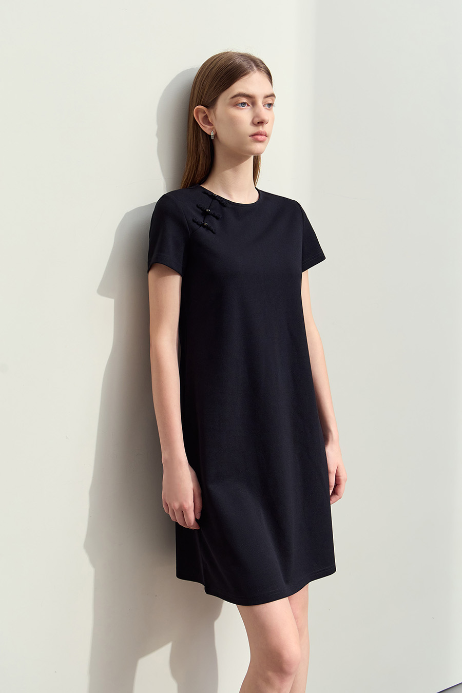 Placket-front slight-stretch dress|AMII