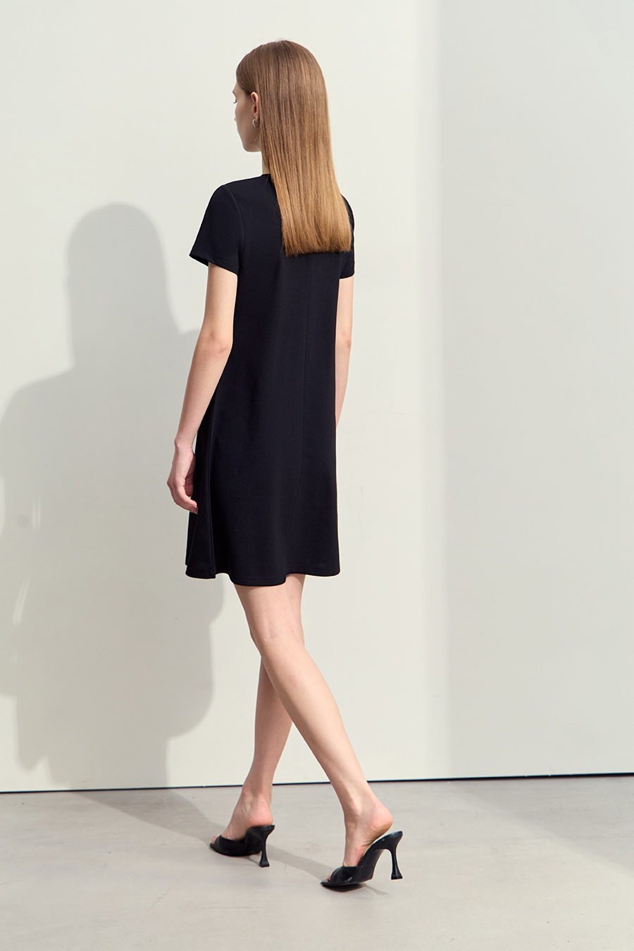 Placket-front slight-stretch dress|AMII