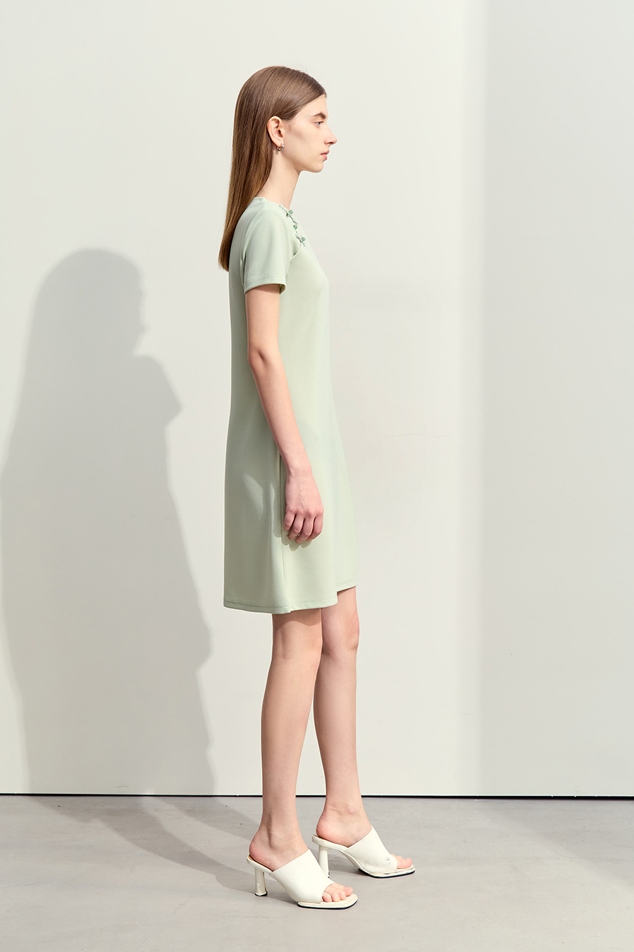 Placket-front slight-stretch dress|AMII