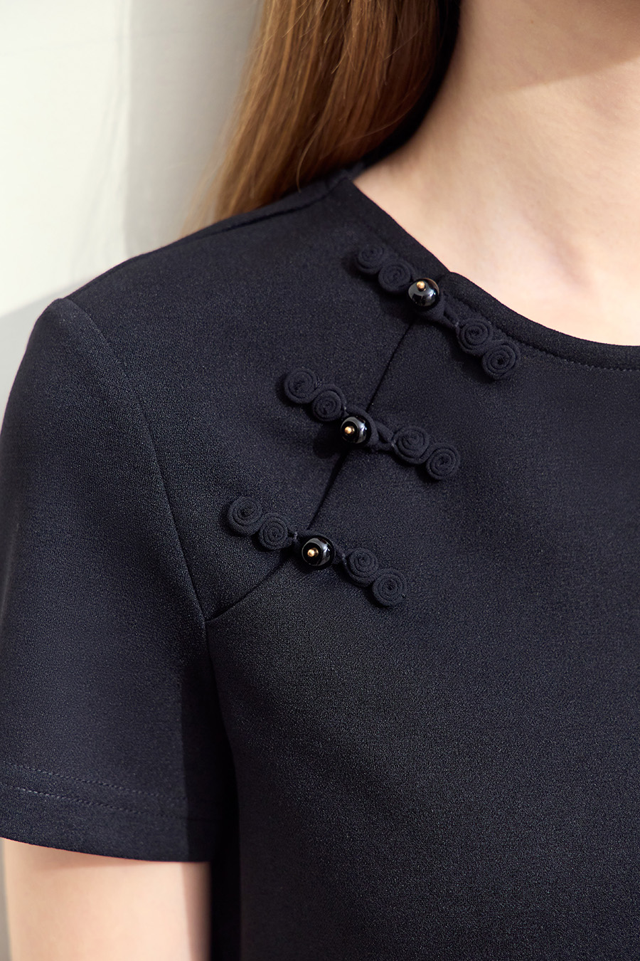 Placket-front slight-stretch dress|AMII