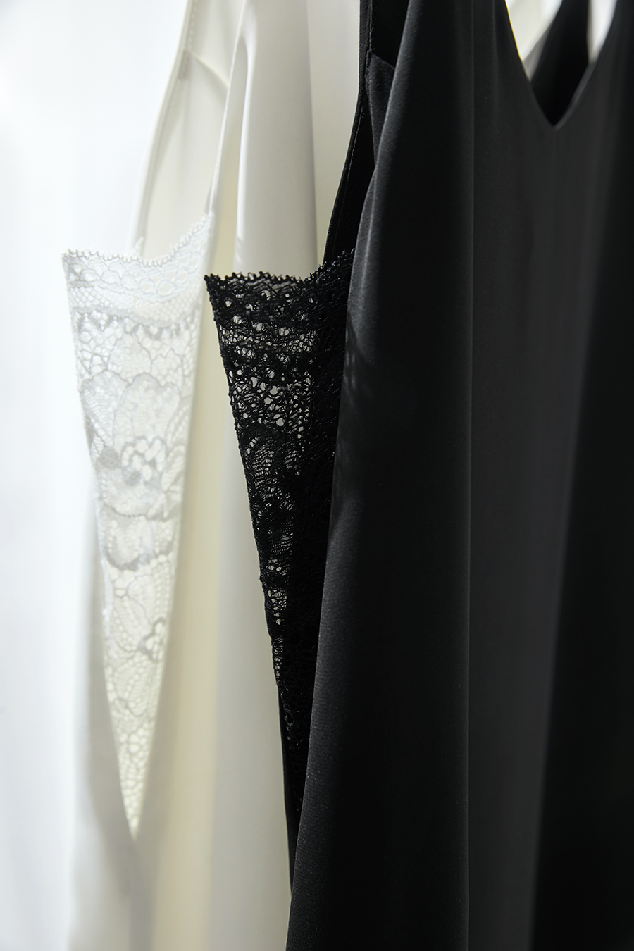 Lace spliced camisole|AMII