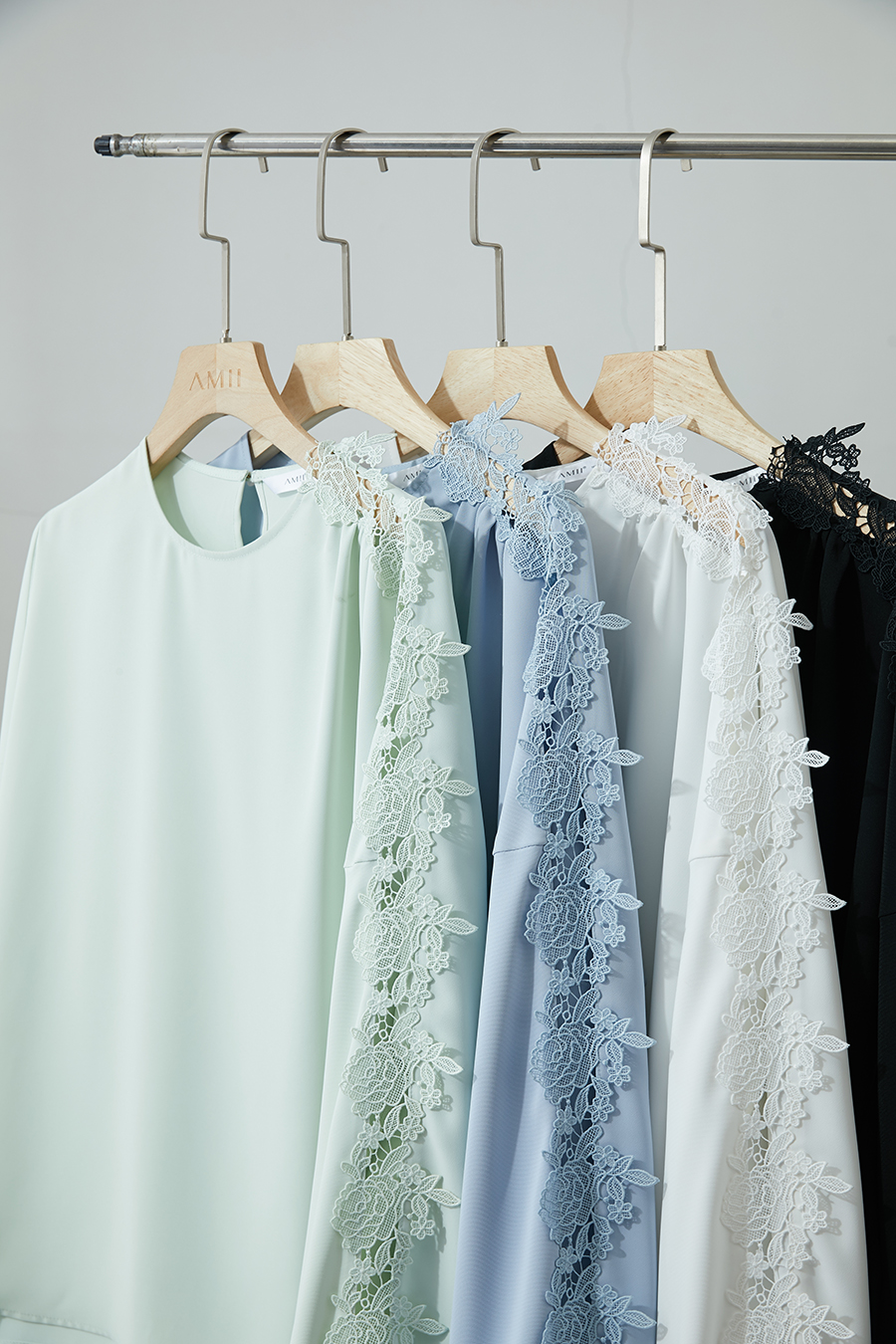 Lace Spliced Chiffon Blouse