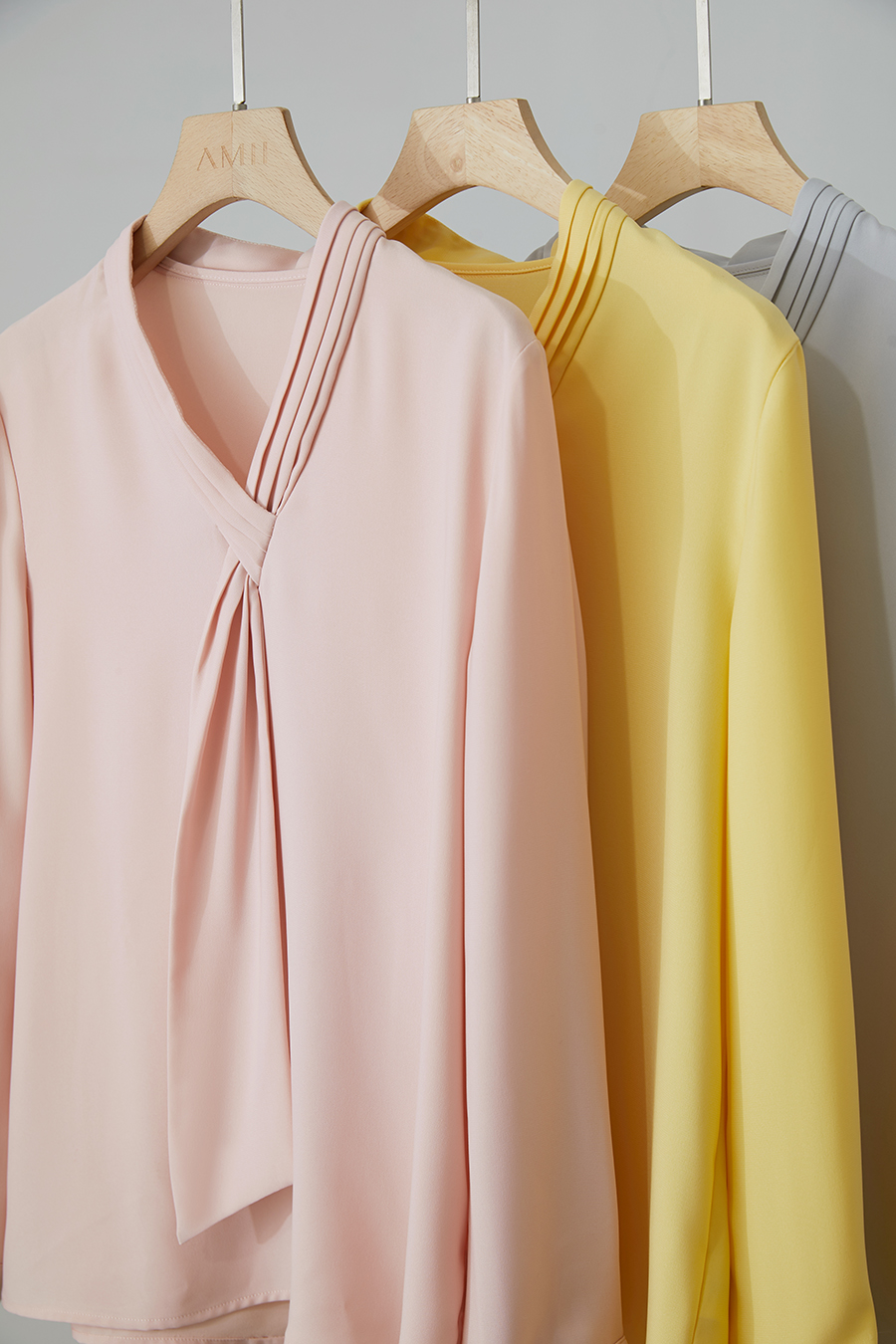 Pleated V - Neck Ribbon Shirt|AMII-AMII.com