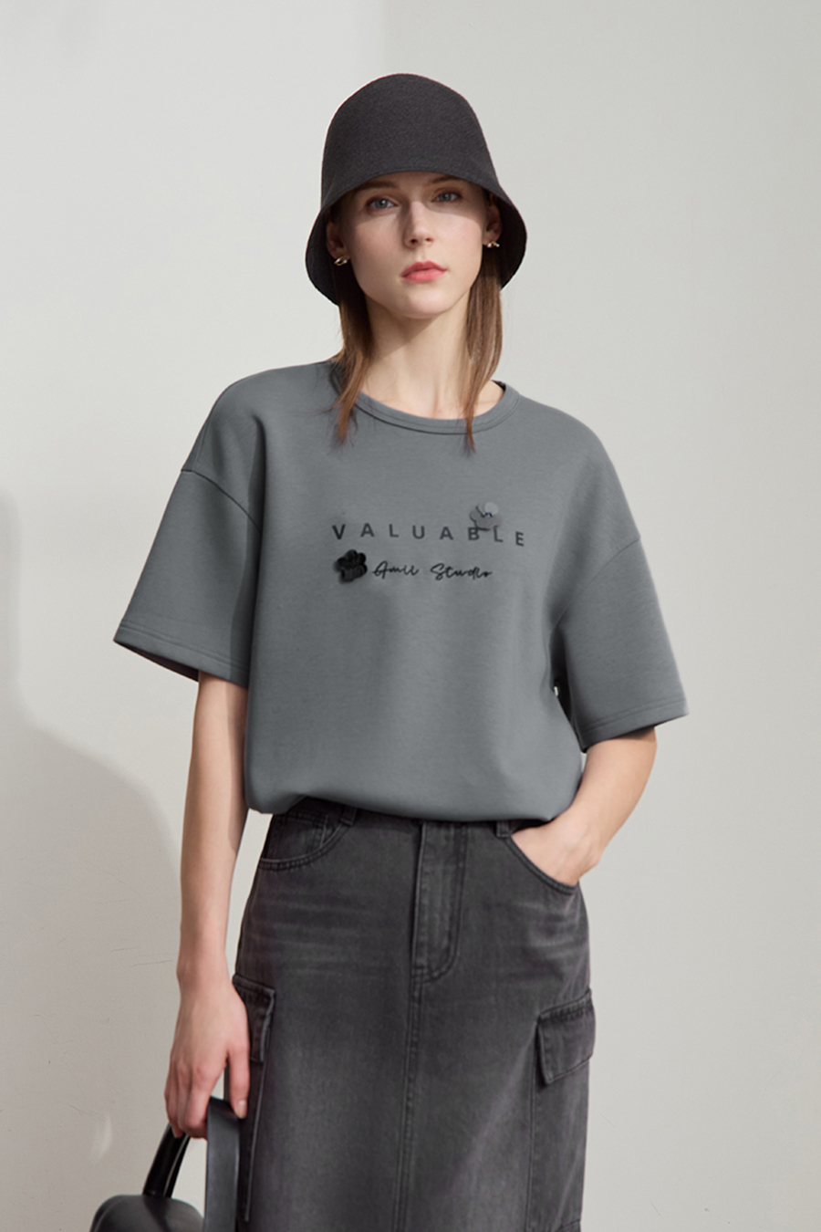 Drop-shoulder tee with sequin flower embellishment|AMII
