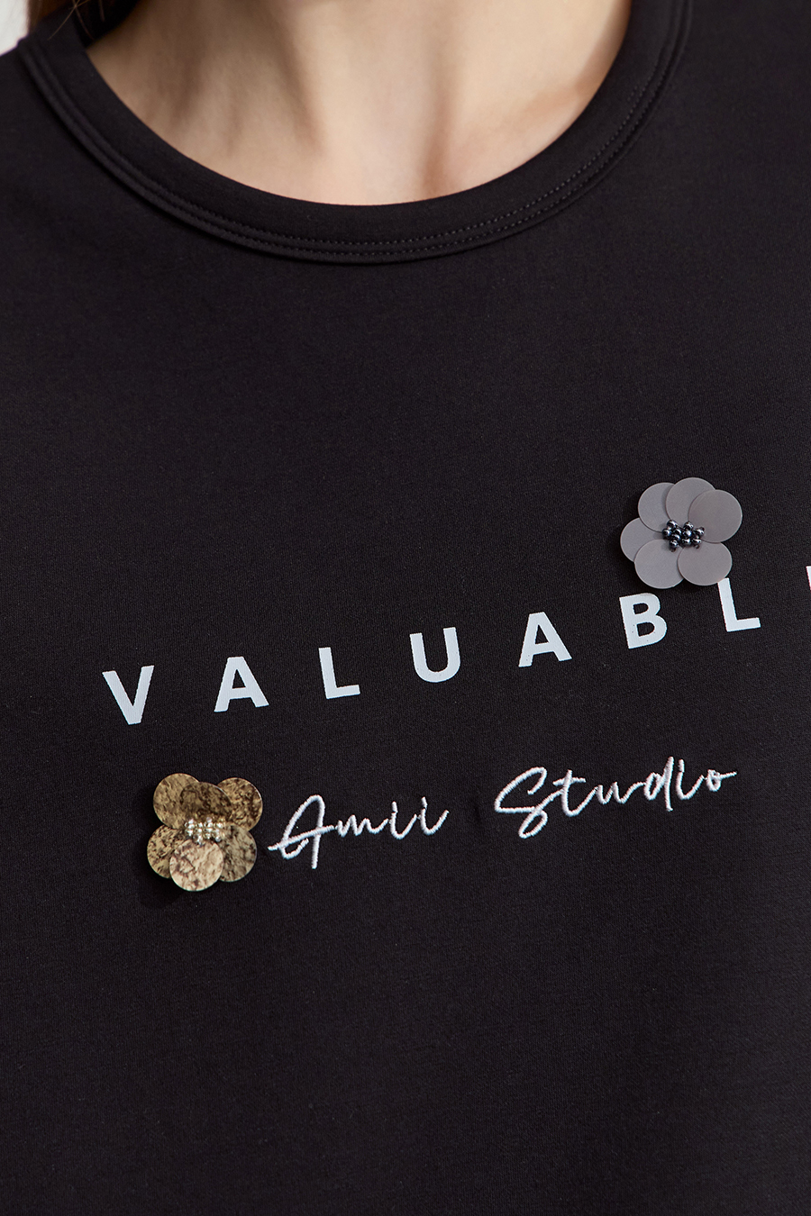 Drop-shoulder tee with sequin flower embellishment|AMII
