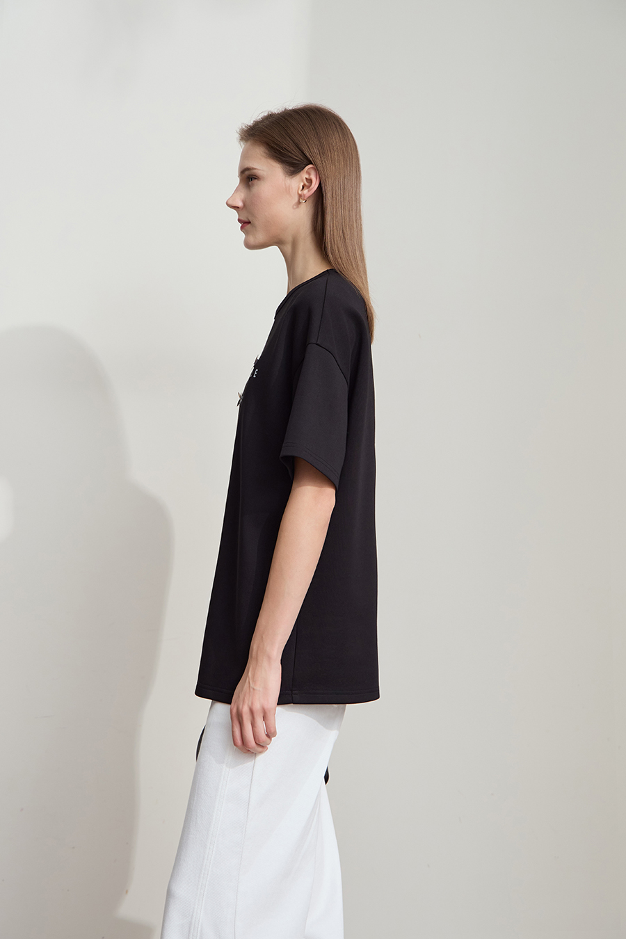 Drop-shoulder tee with sequin flower embellishment|AMII