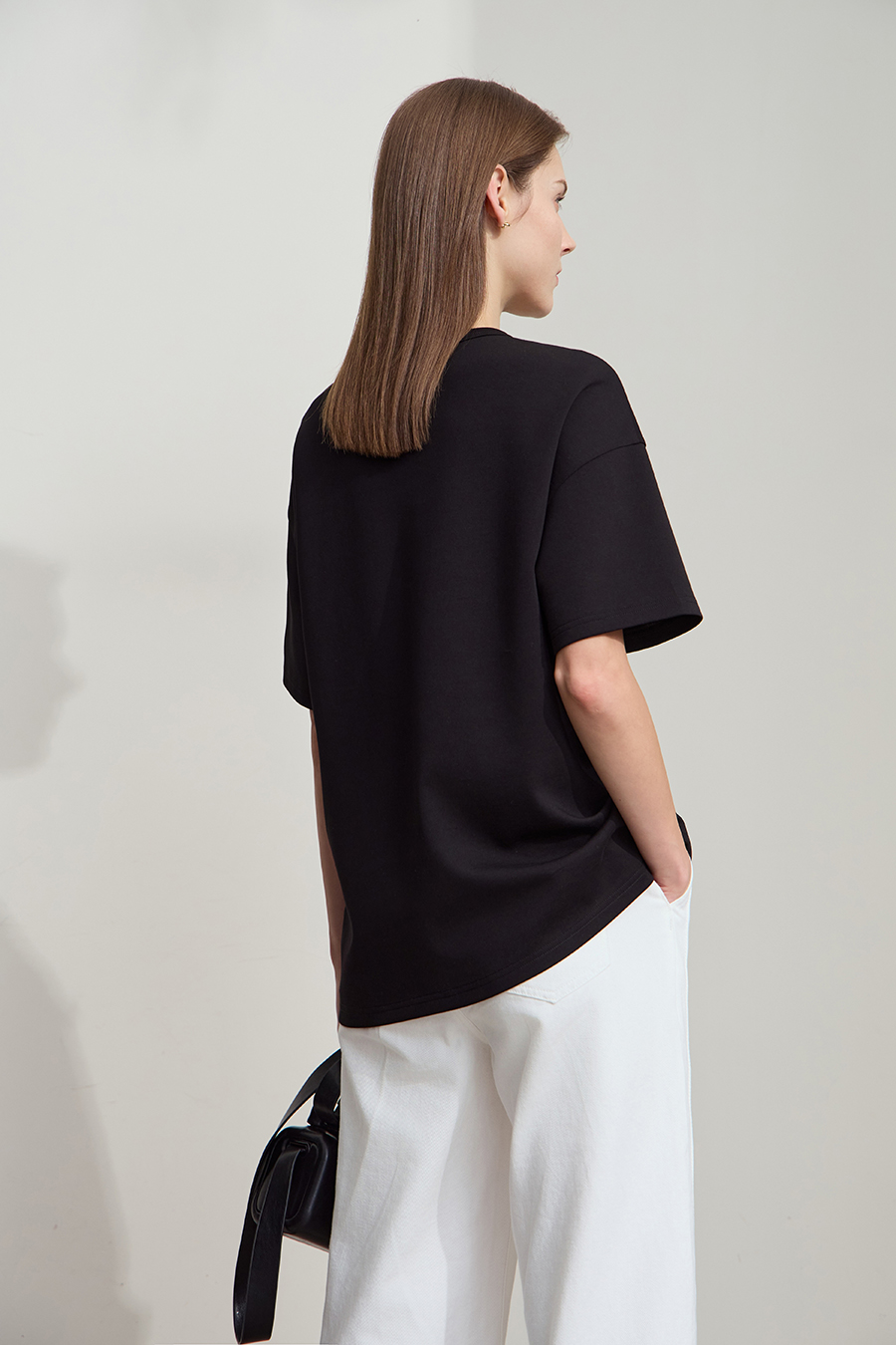 Drop-shoulder tee with sequin flower embellishment|AMII