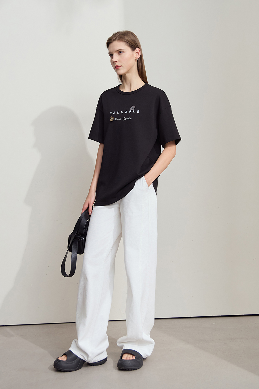 Drop-shoulder tee with sequin flower embellishment|AMII