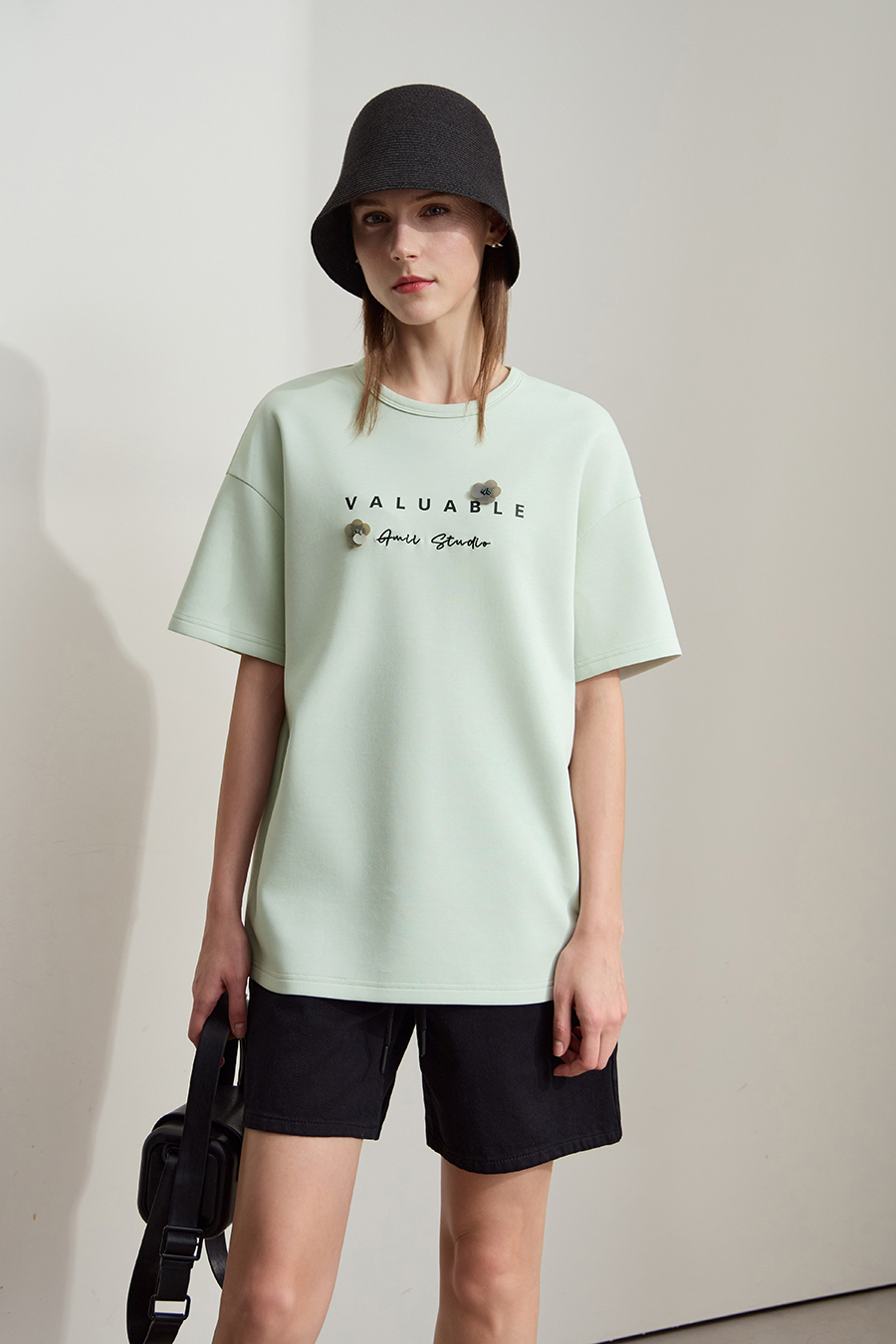 Drop-shoulder tee with sequin flower embellishment|AMII