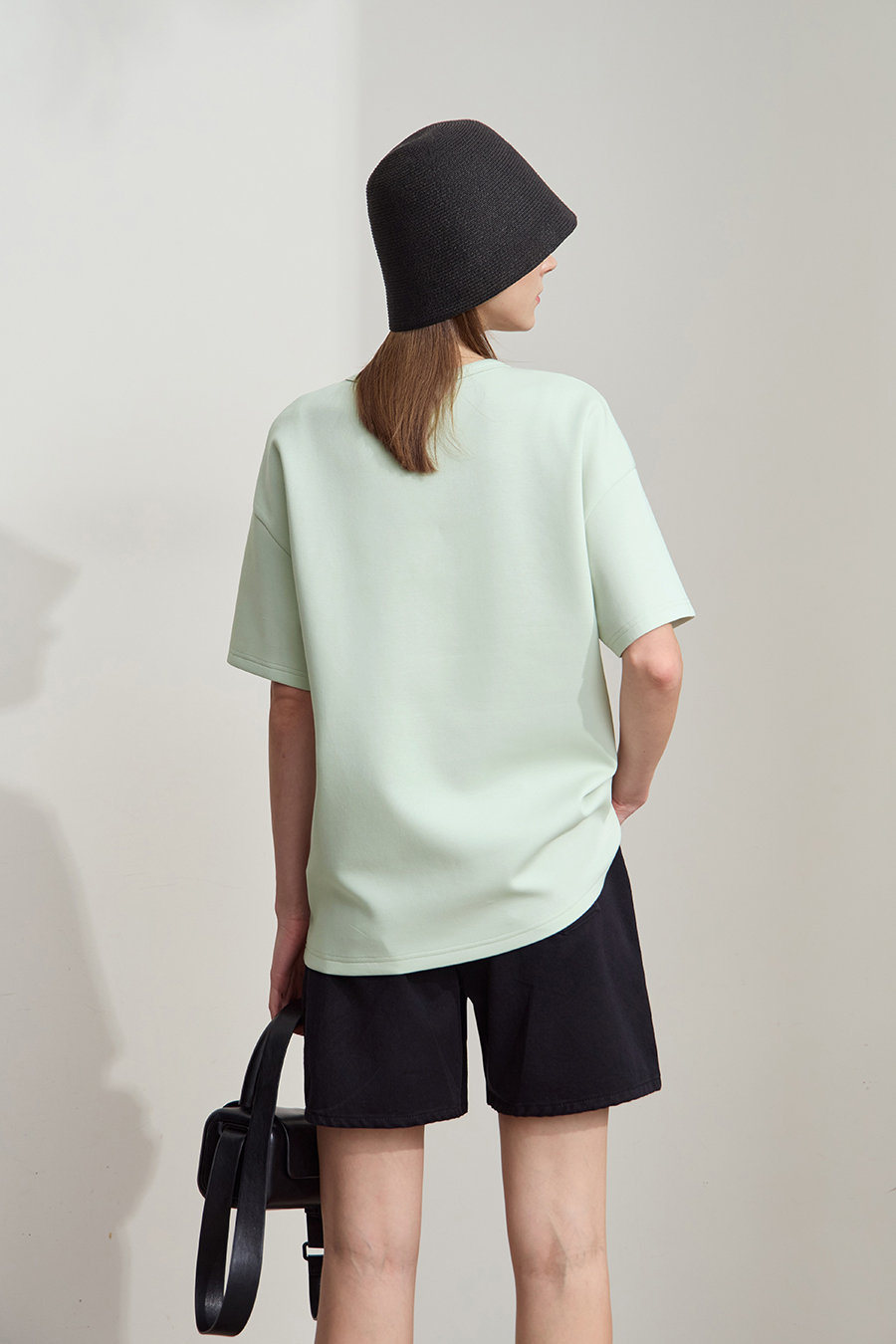 Drop-shoulder tee with sequin flower embellishment|AMII