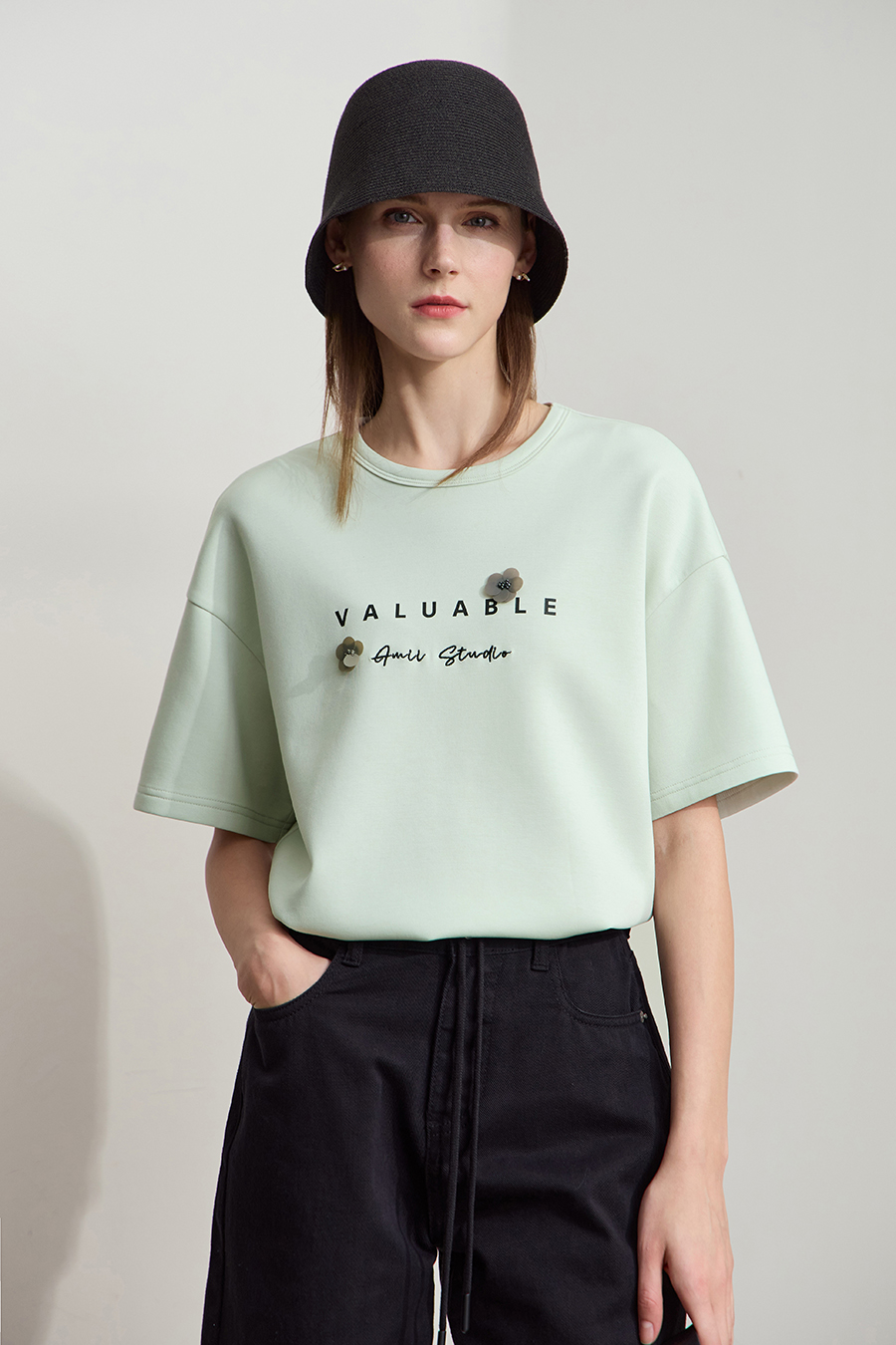 Drop-shoulder tee with sequin flower embellishment|AMII