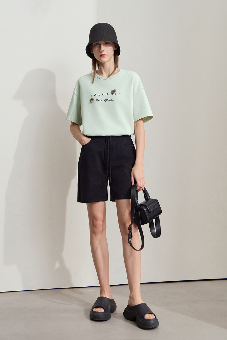 Drop-shoulder tee with sequin flower embellishment|AMII