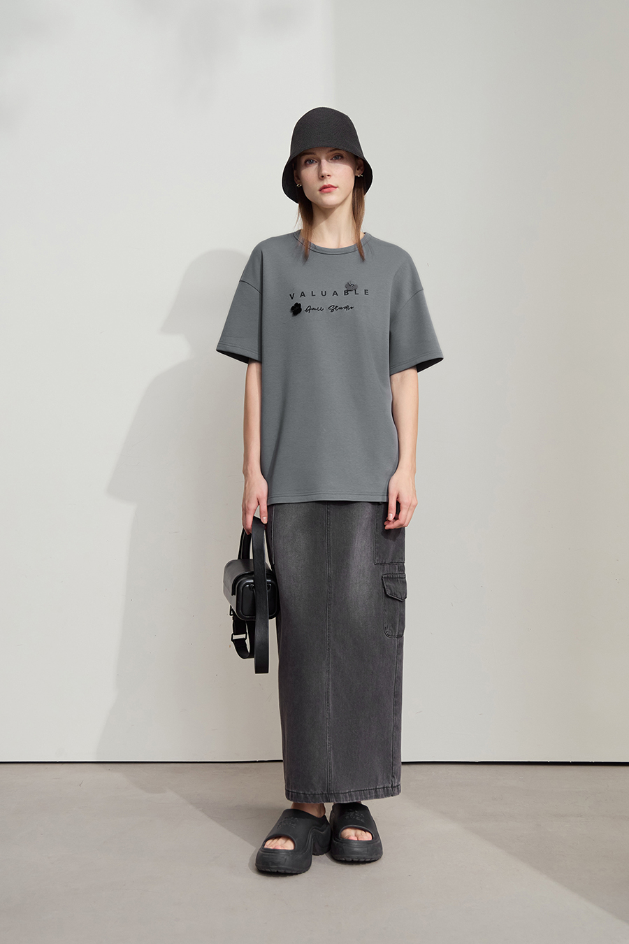 Drop-shoulder tee with sequin flower embellishment|AMII