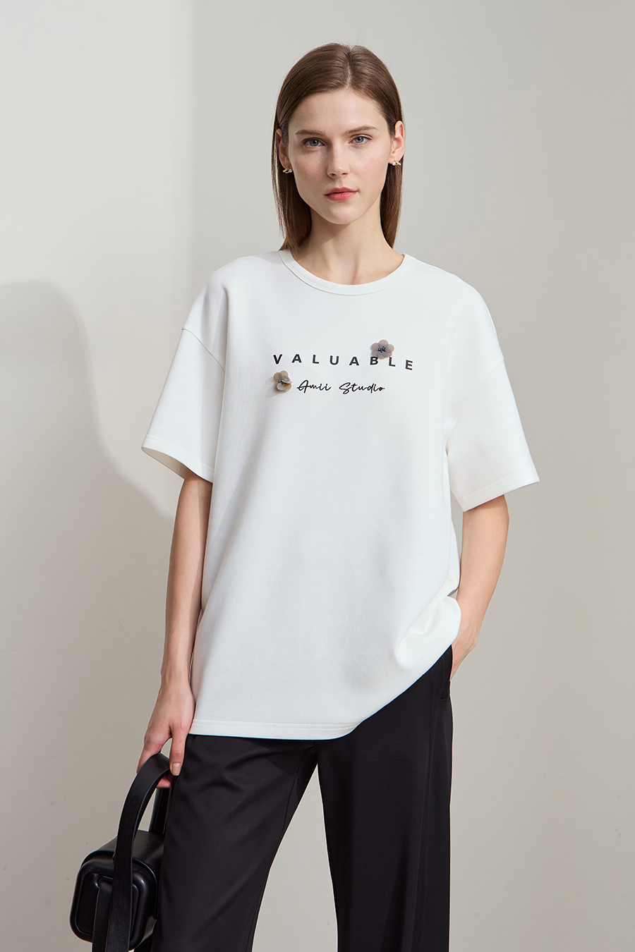 Drop-shoulder tee with sequin flower embellishment|AMII