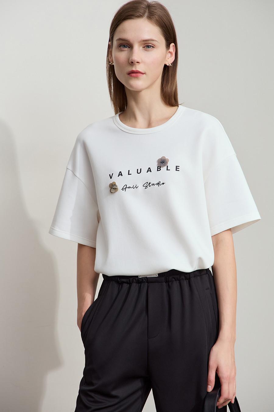 Drop-shoulder tee with sequin flower embellishment|AMII