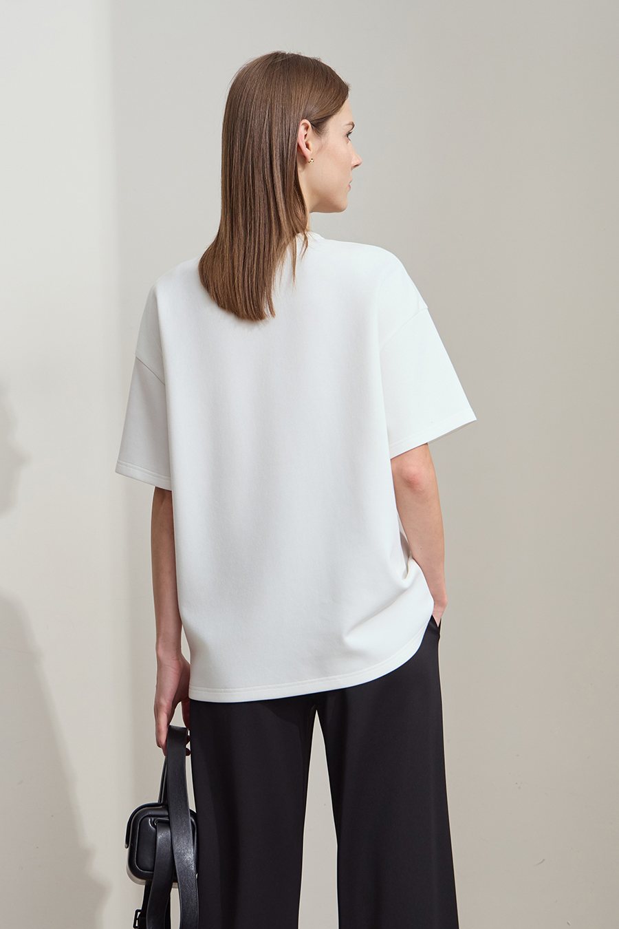 Drop-shoulder tee with sequin flower embellishment|AMII