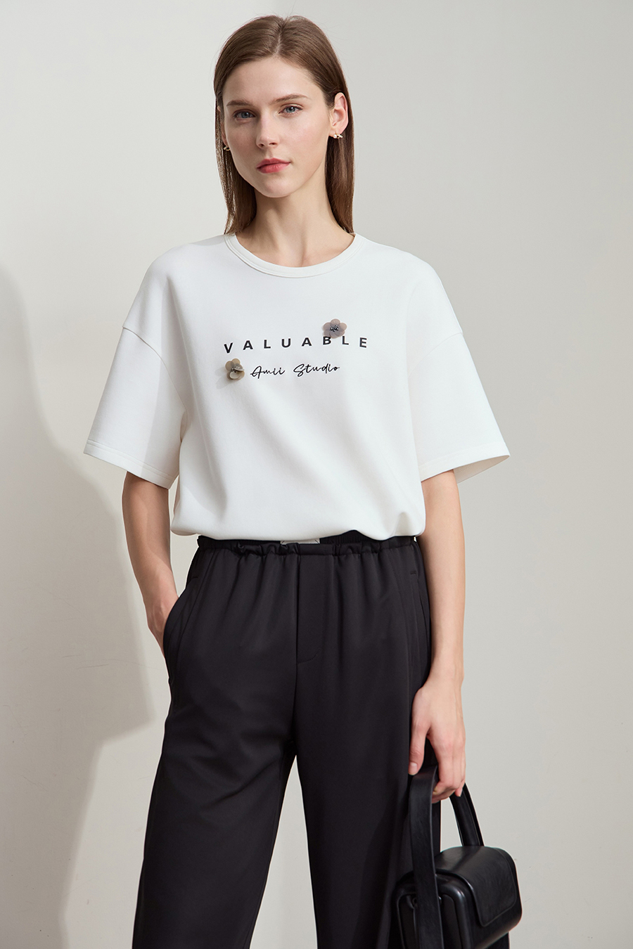 Drop-shoulder tee with sequin flower embellishment|AMII