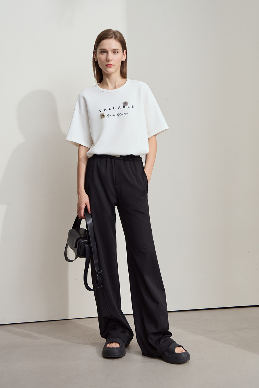 Drop-shoulder tee with sequin flower embellishment|AMII