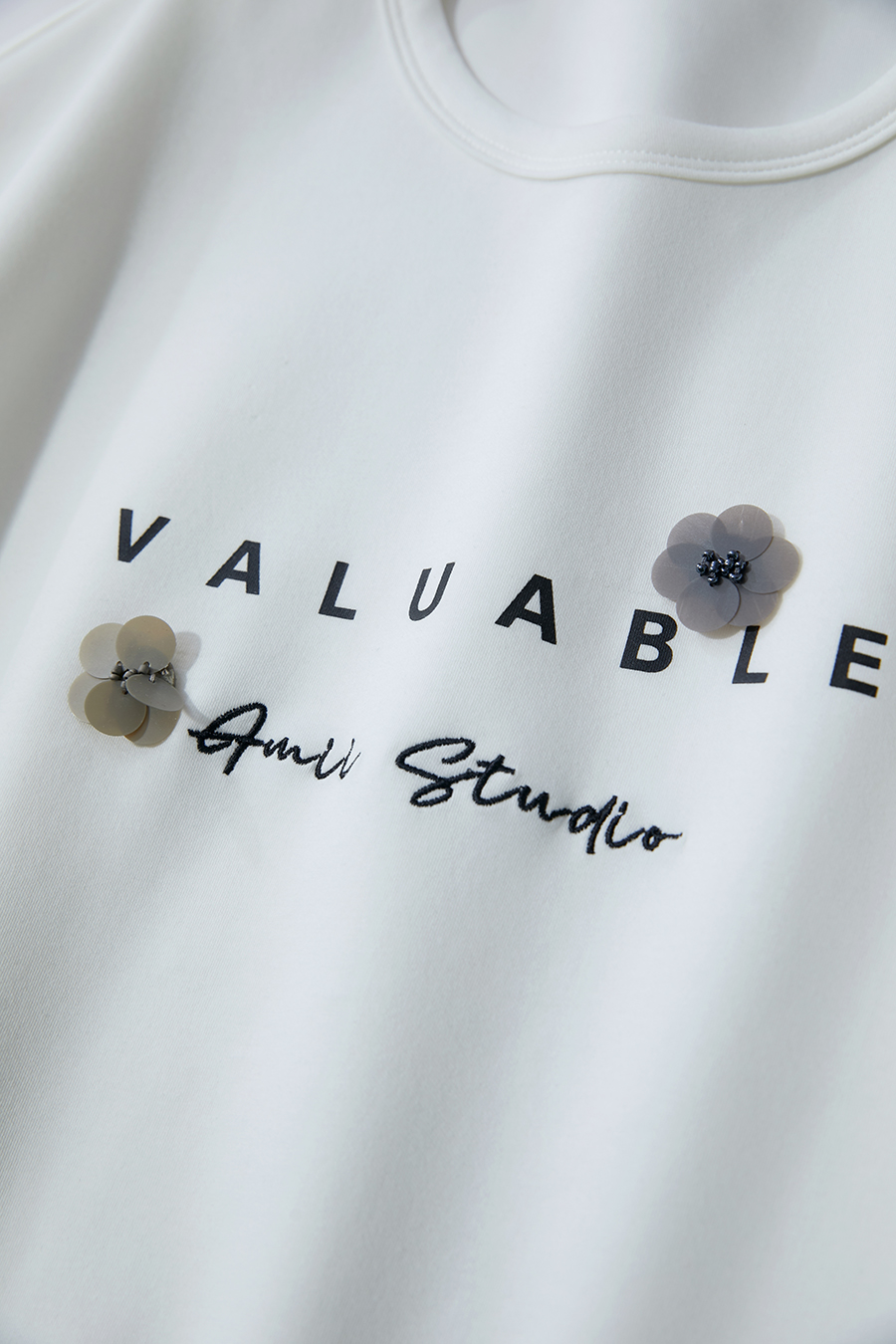 Drop-shoulder tee with sequin flower embellishment|AMII