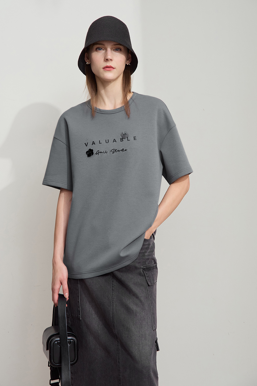 Drop-shoulder tee with sequin flower embellishment|AMII