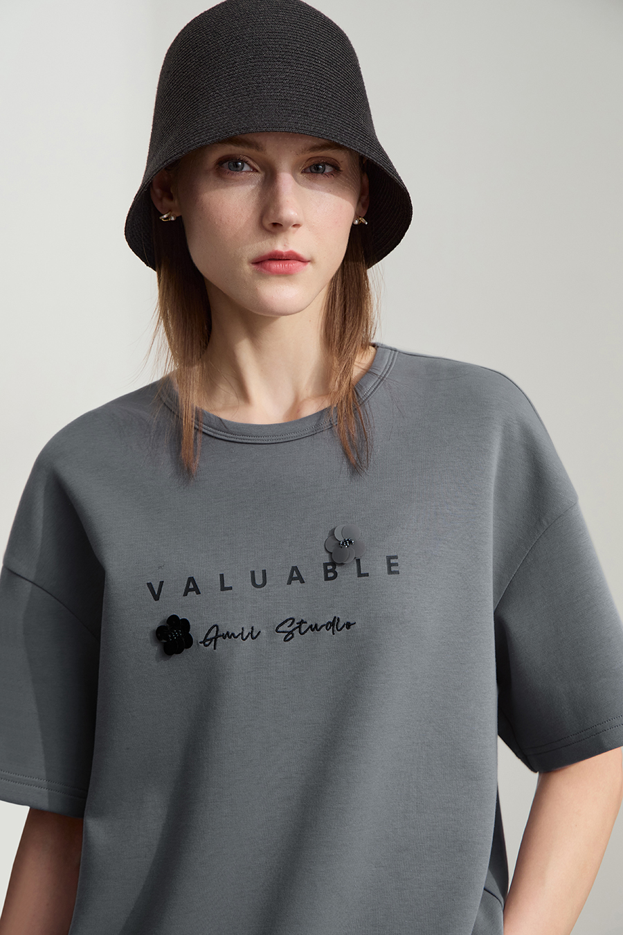 Drop-shoulder tee with sequin flower embellishment|AMII