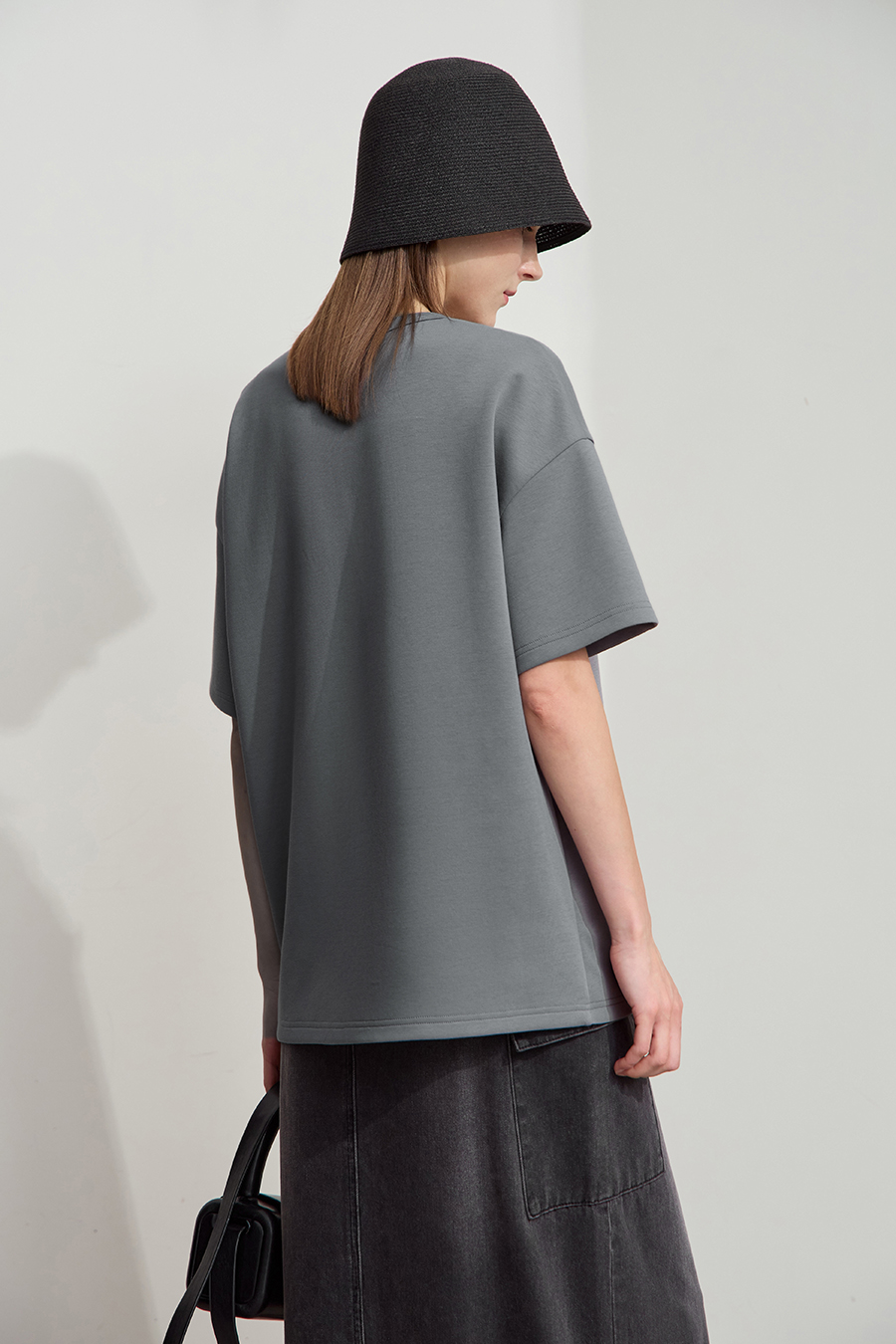 Drop-shoulder tee with sequin flower embellishment|AMII