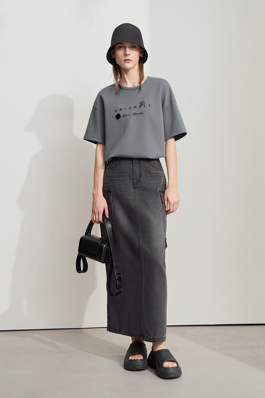 Drop-shoulder tee with sequin flower embellishment|AMII