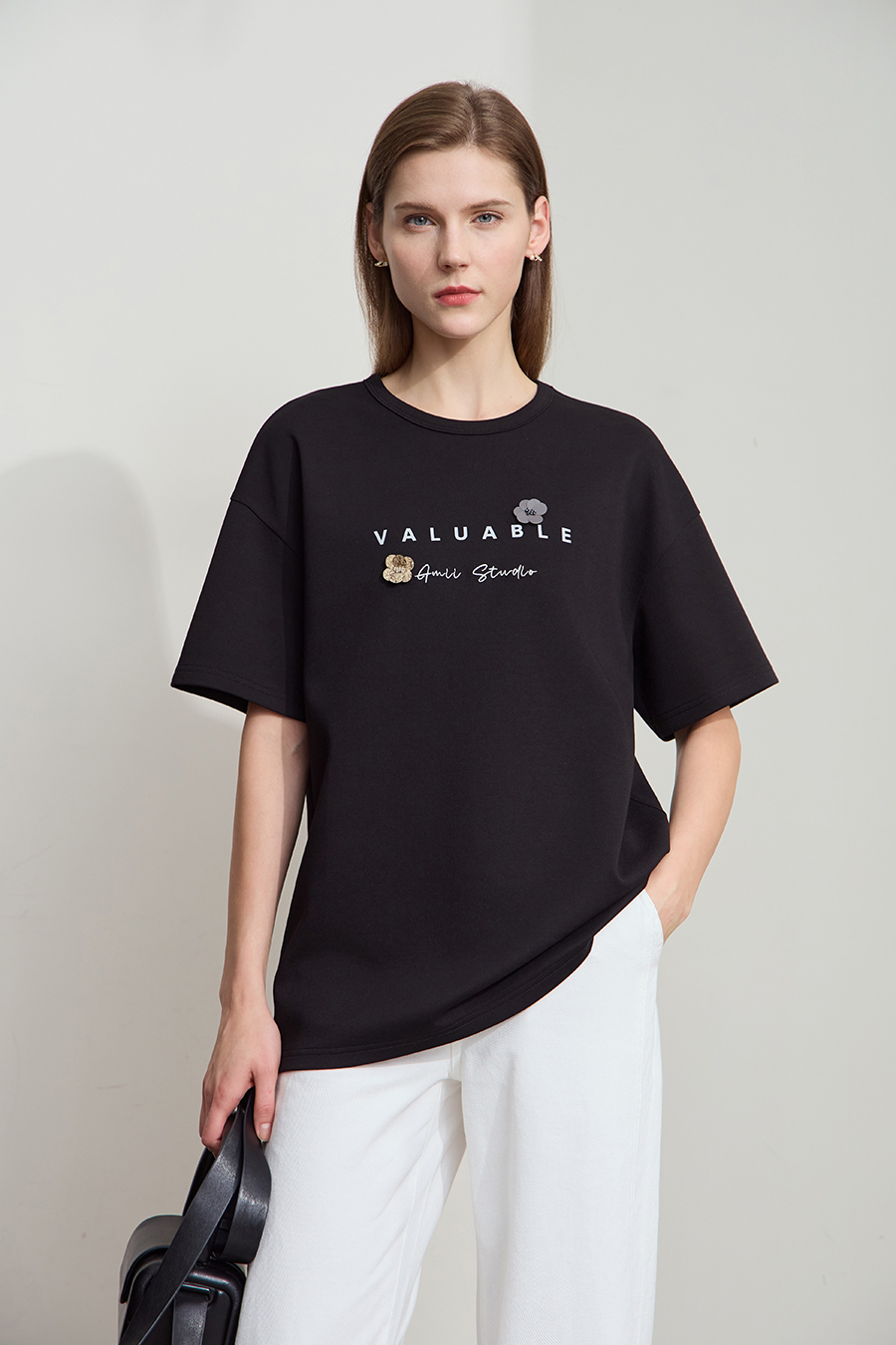 Drop-shoulder tee with sequin flower embellishment|AMII